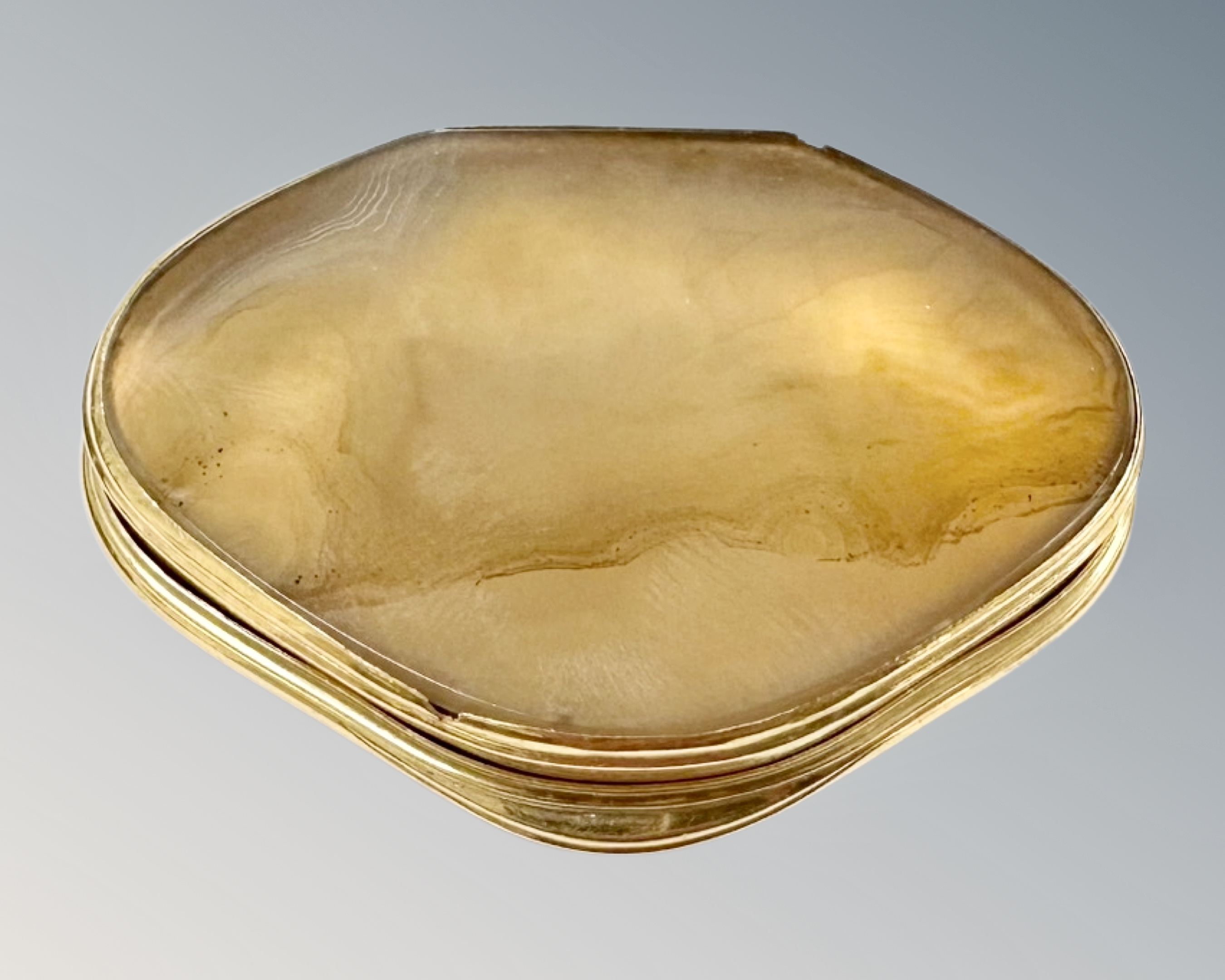 A 19th century yellow metal (presumed gold) and agate mounted snuff box, - Image 3 of 3