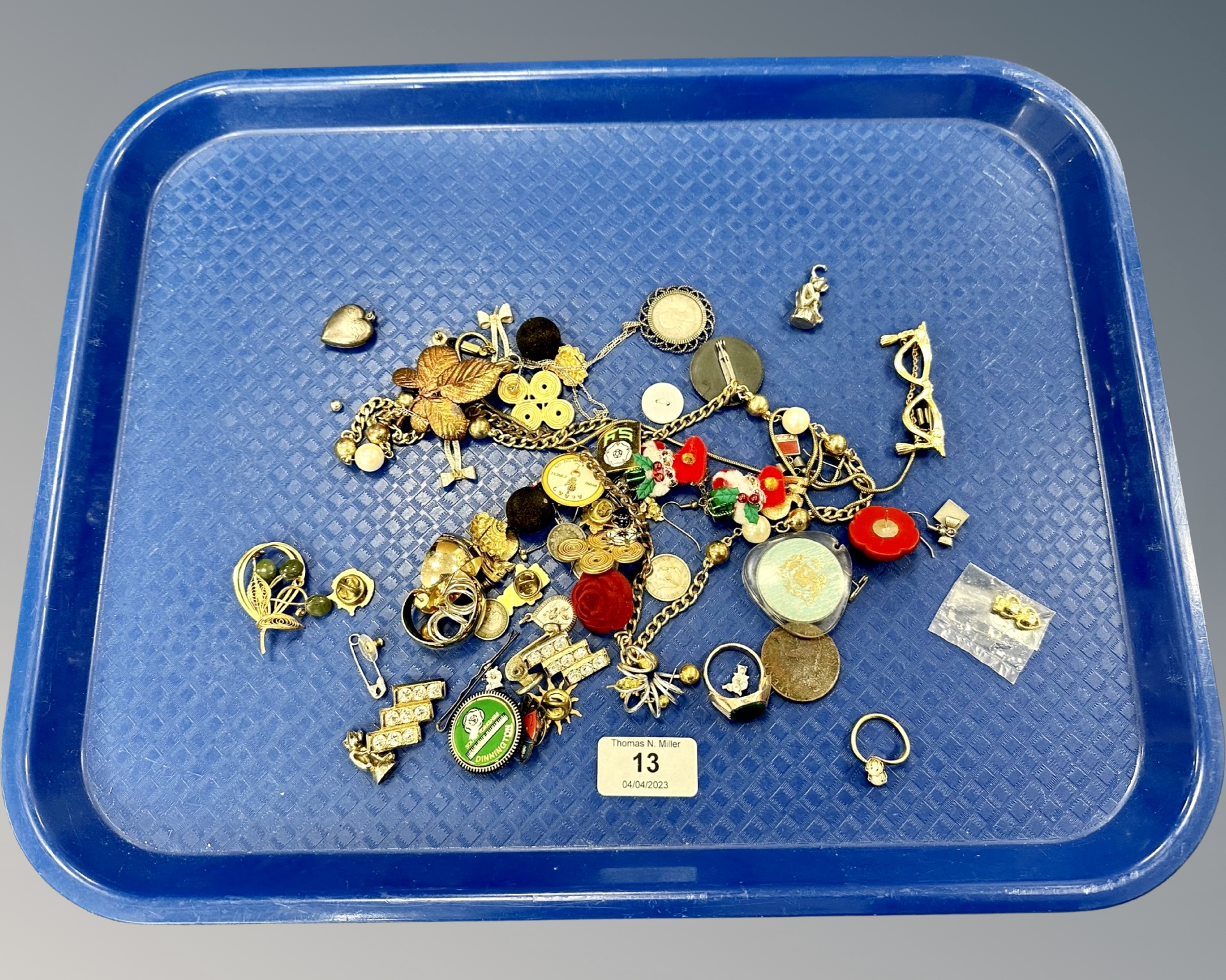 A small quantity of mixed costume jewellery,