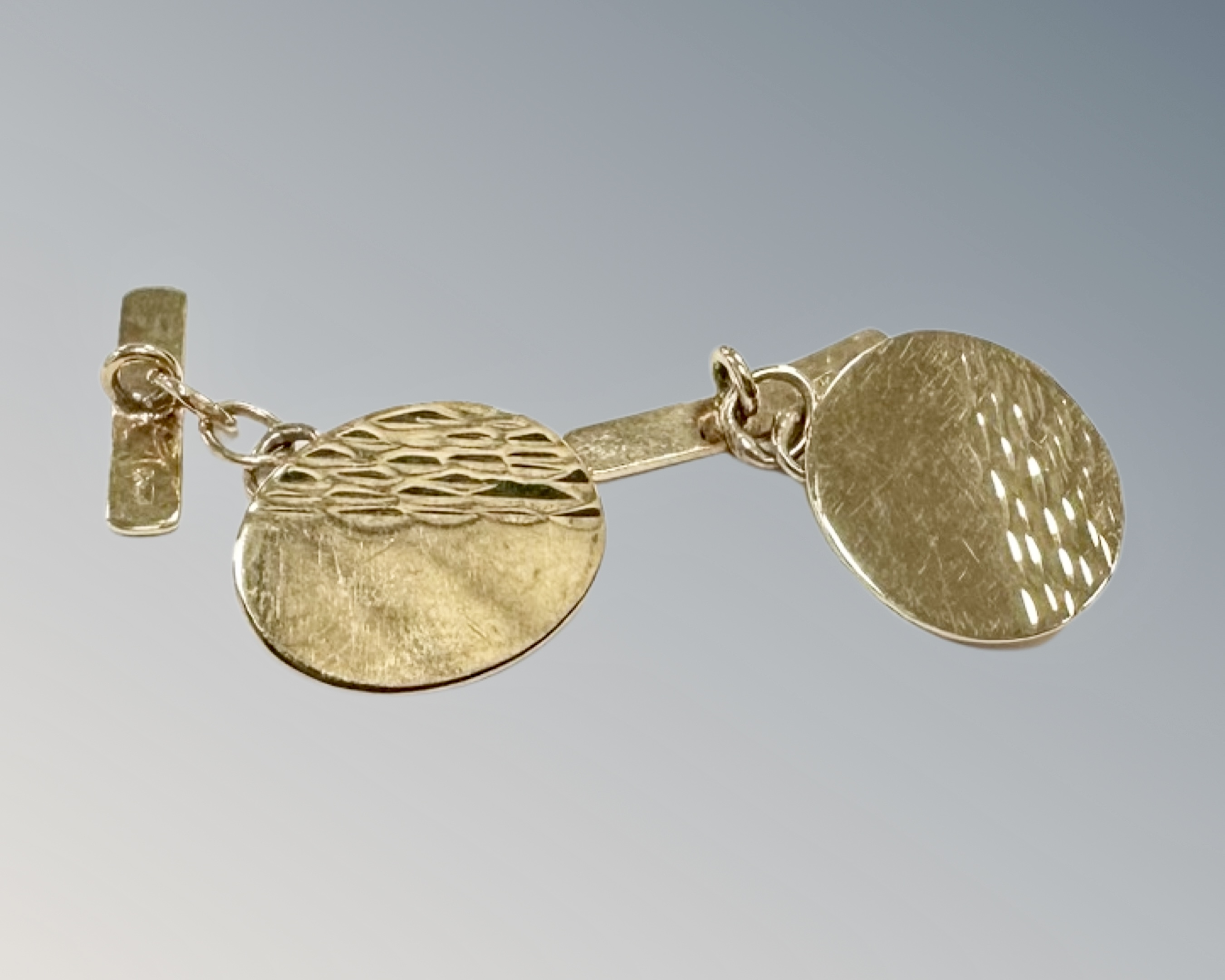 A pair of 9ct yellow gold cufflinks, 2.3g.