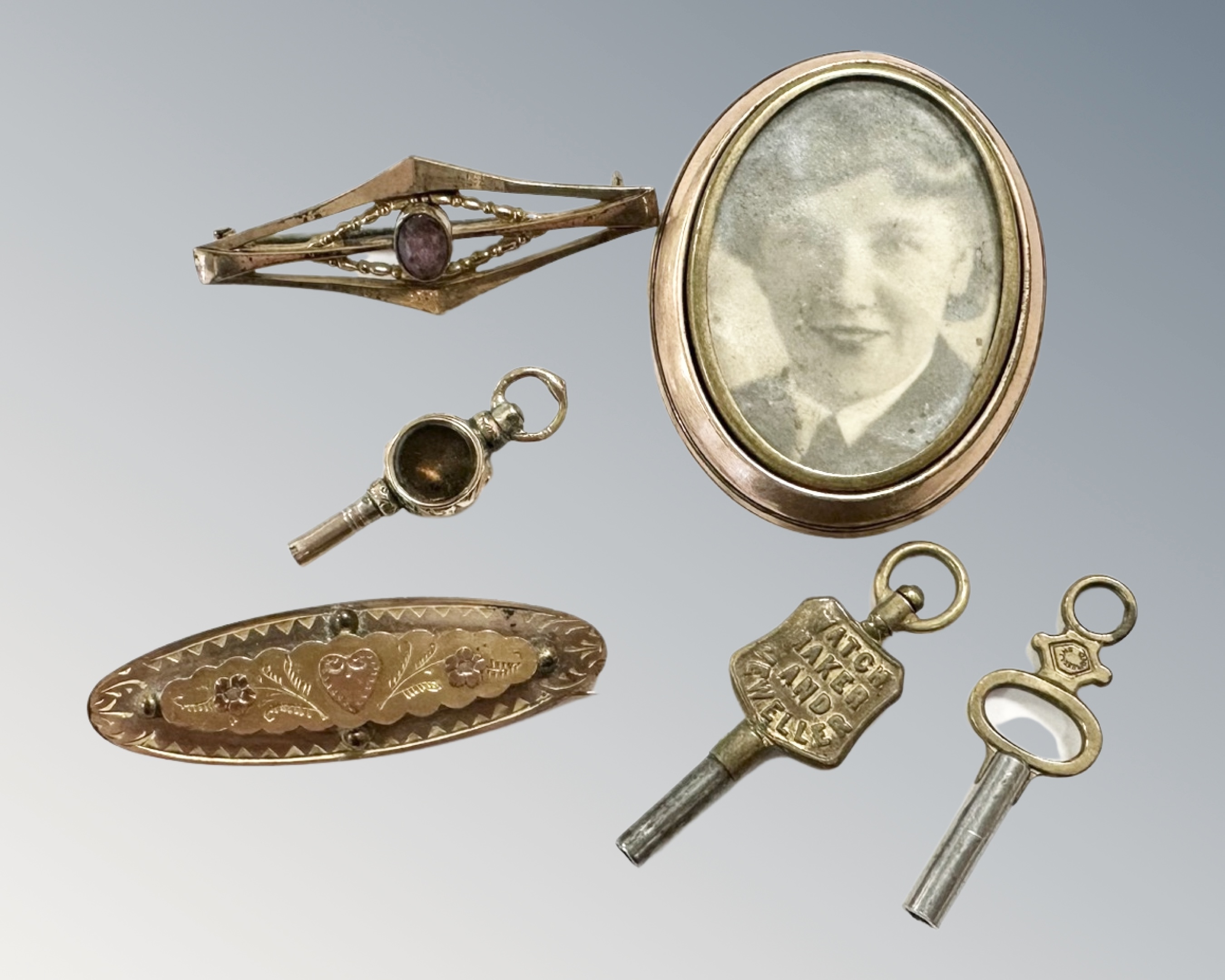 A Victorian sweet heart brooch, together with oval locket,