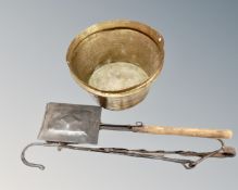 An antique brass pot, diameter 31 cm,
