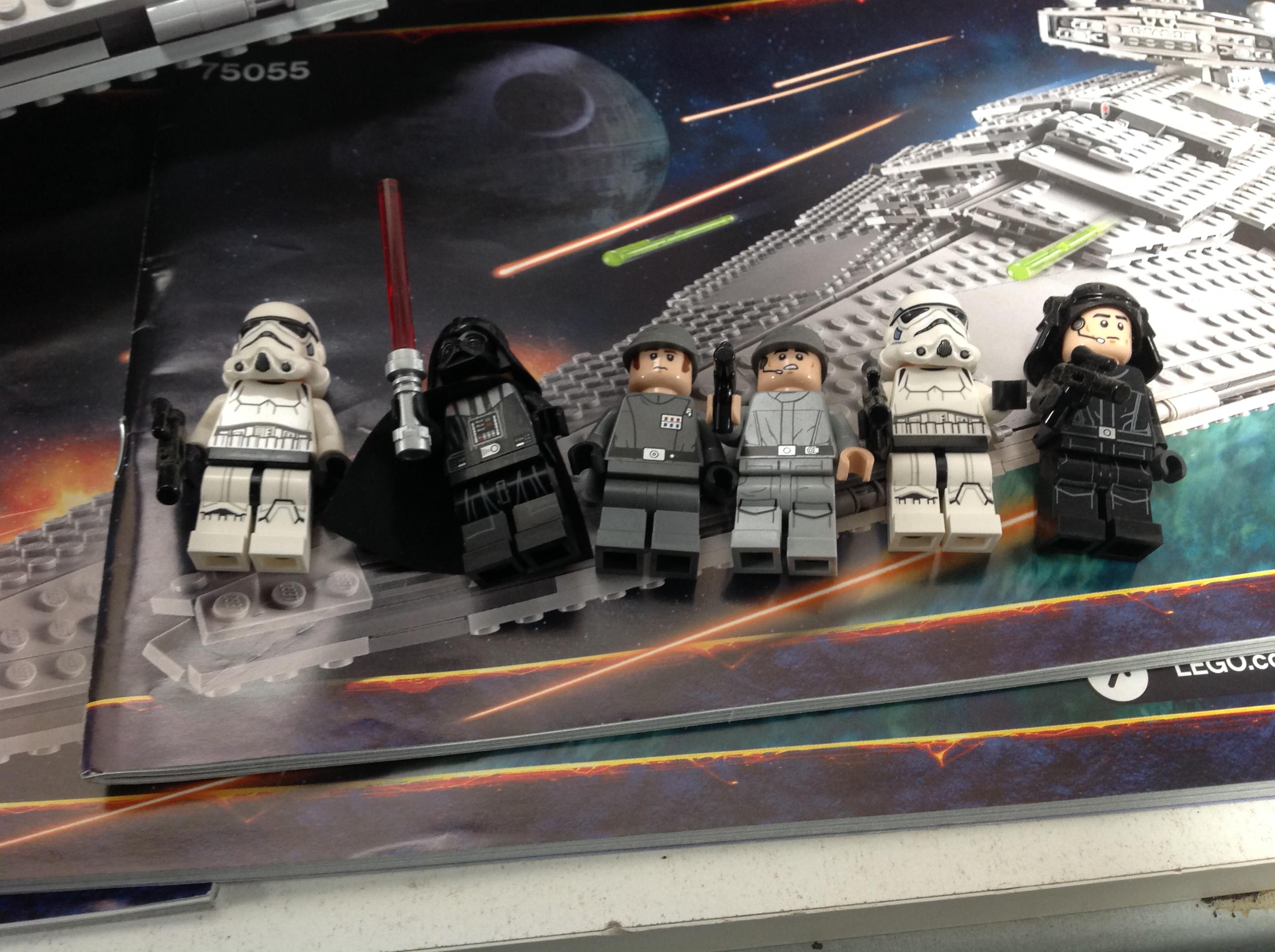 A Lego Star Wars 75055 Imperial Star Destroyer with mini-figures, box and instructions. - Image 2 of 2