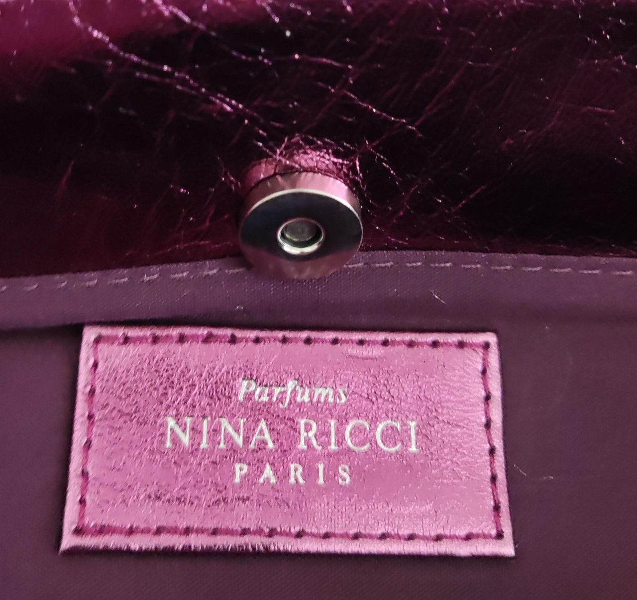 Nina Ricci shopping bag: shimmering carrier with popper fastening, detailed with a large bow. - Image 2 of 5