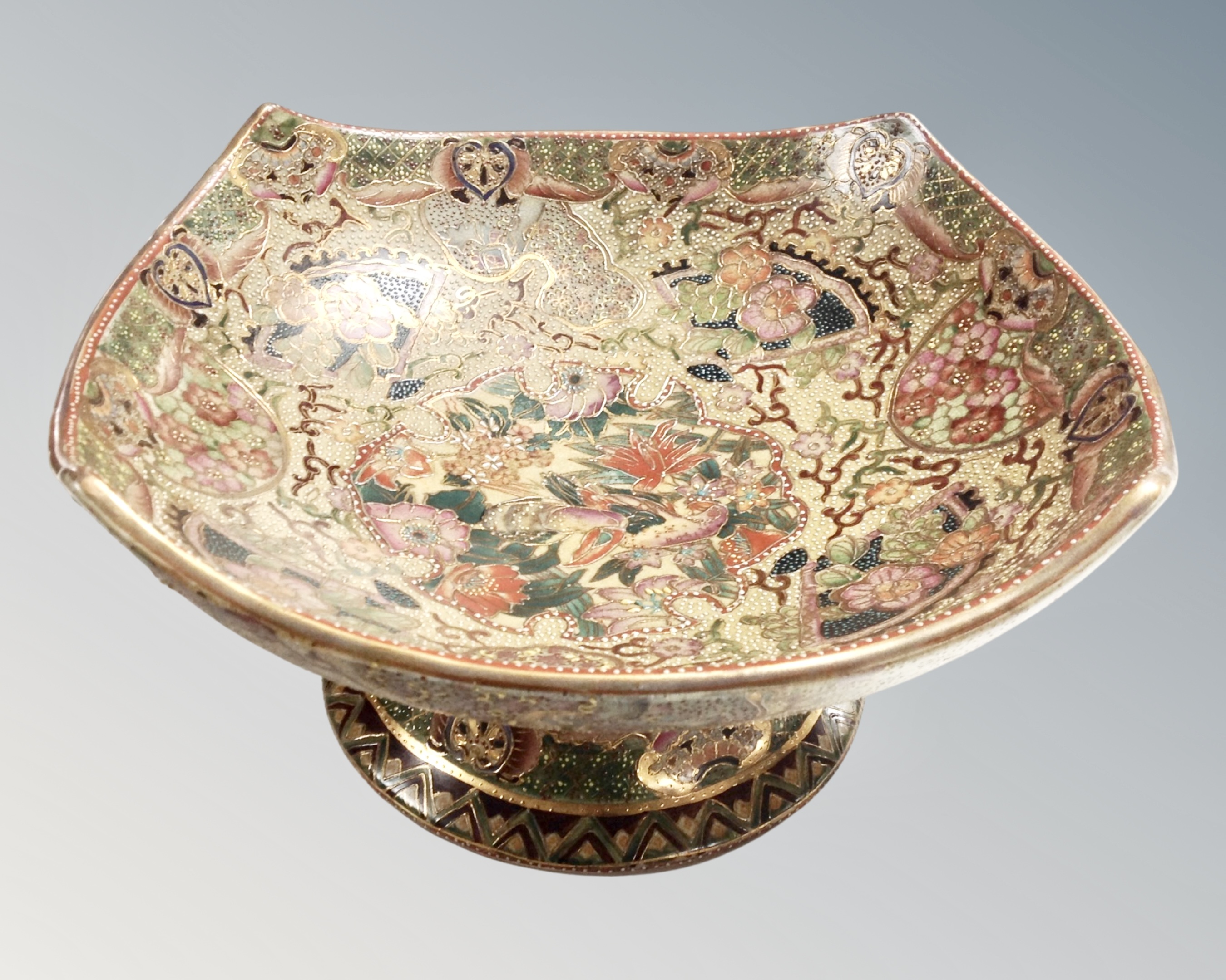 A Chinese style table centrepiece bowl.