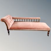 A Victorian chaise longue in buttoned fabric,