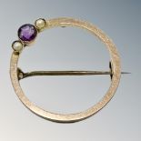 A 9ct yellow gold brooch set with an amethyst and two seed pearls, 2.5g.