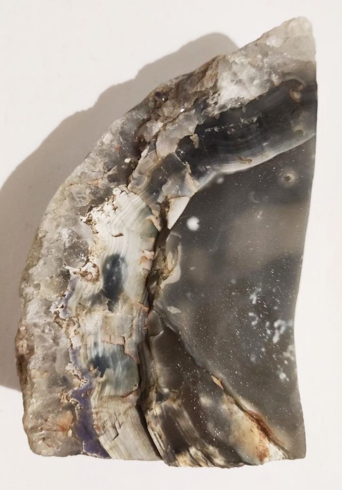 Grey and purple agate crystal, 600 grams, 4x3x1.5 inches. - Image 3 of 3