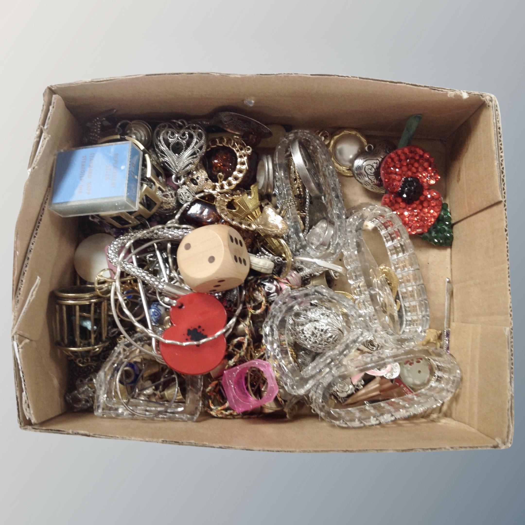 A tray of collectables including cut crystal napkin rings, brooches, lapel pins.