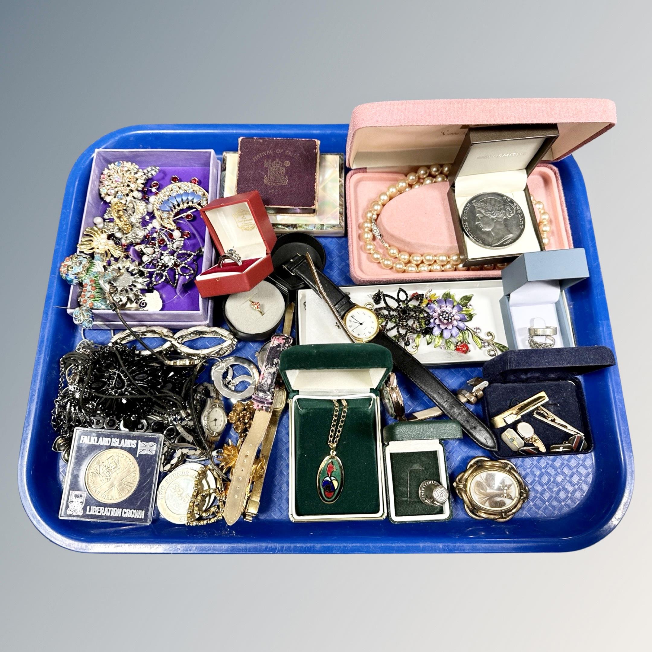 A quantity of antique and later jewellery including a Georgian pinchbeck memorial brooch (a/f),