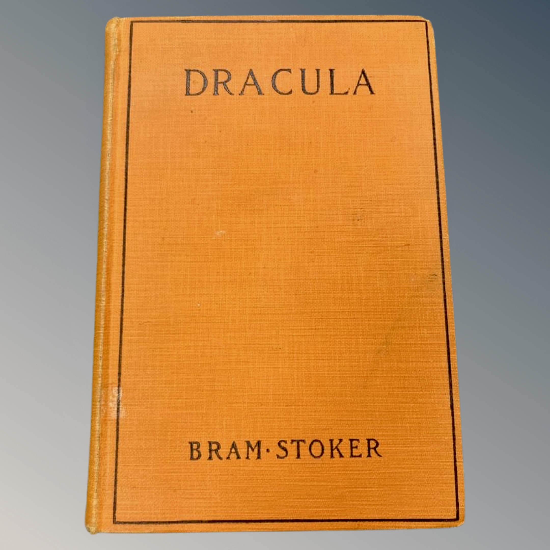 Bram Stoker : Dracula, copyright page states 1897 but this is an American reprint,