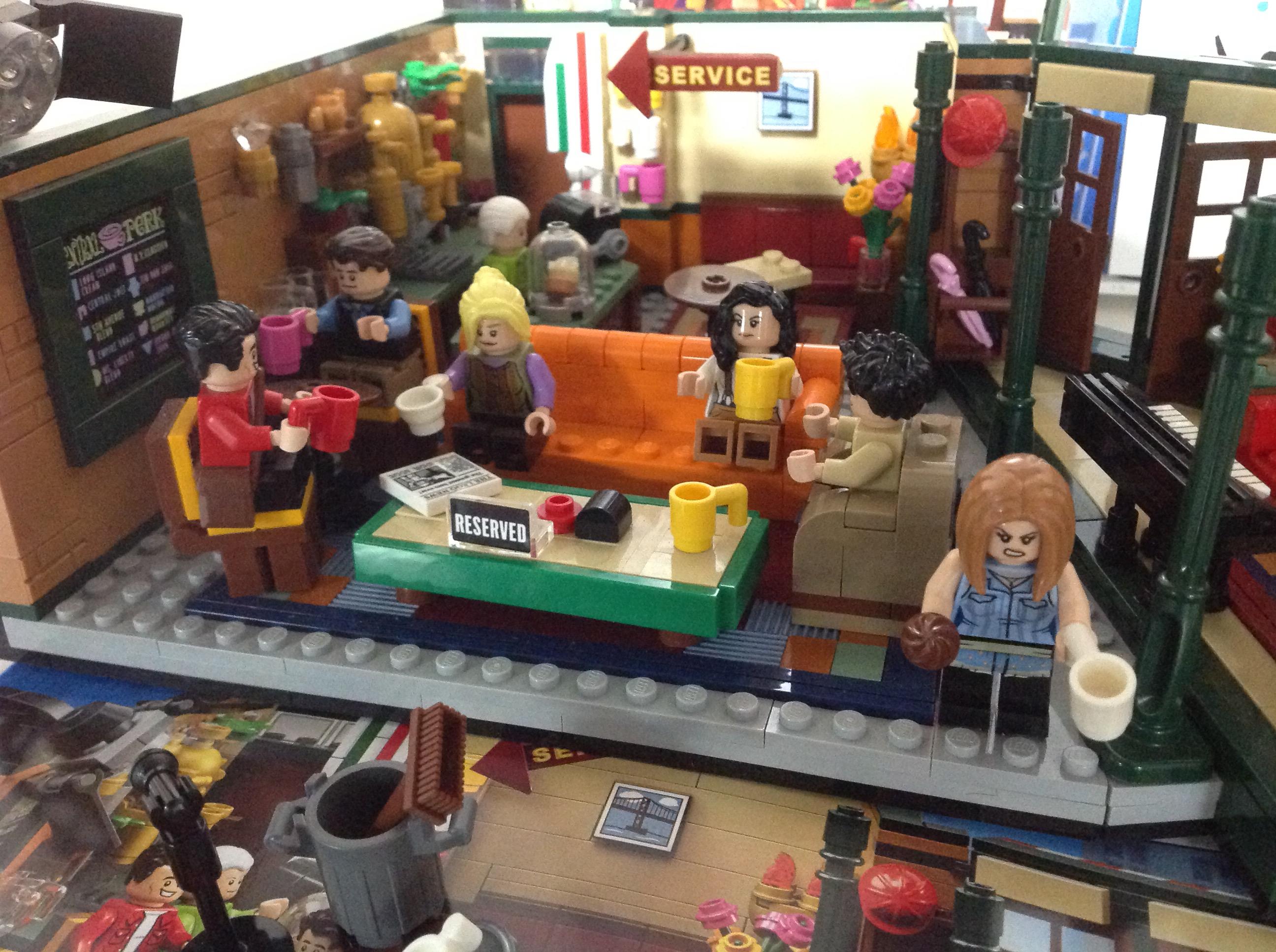 A Lego Ideas 21319 Friends Central Perk with box and instructions - Image 2 of 2