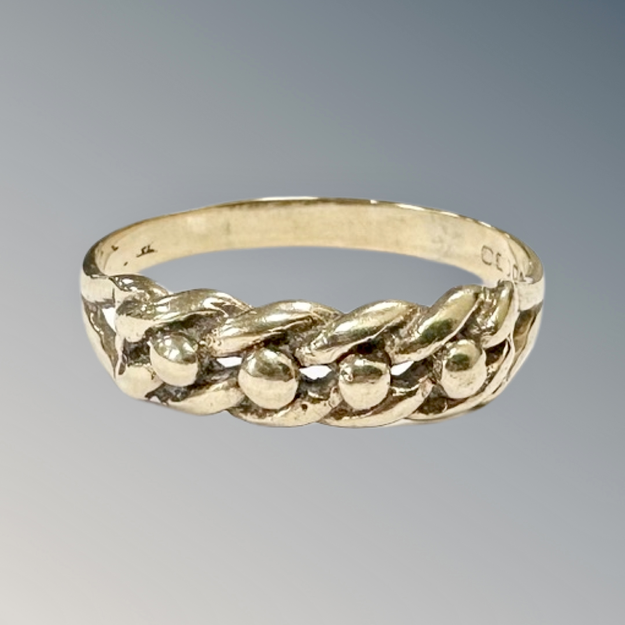 A 9ct gold knot ring, size T. CONDITION REPORT: 2.