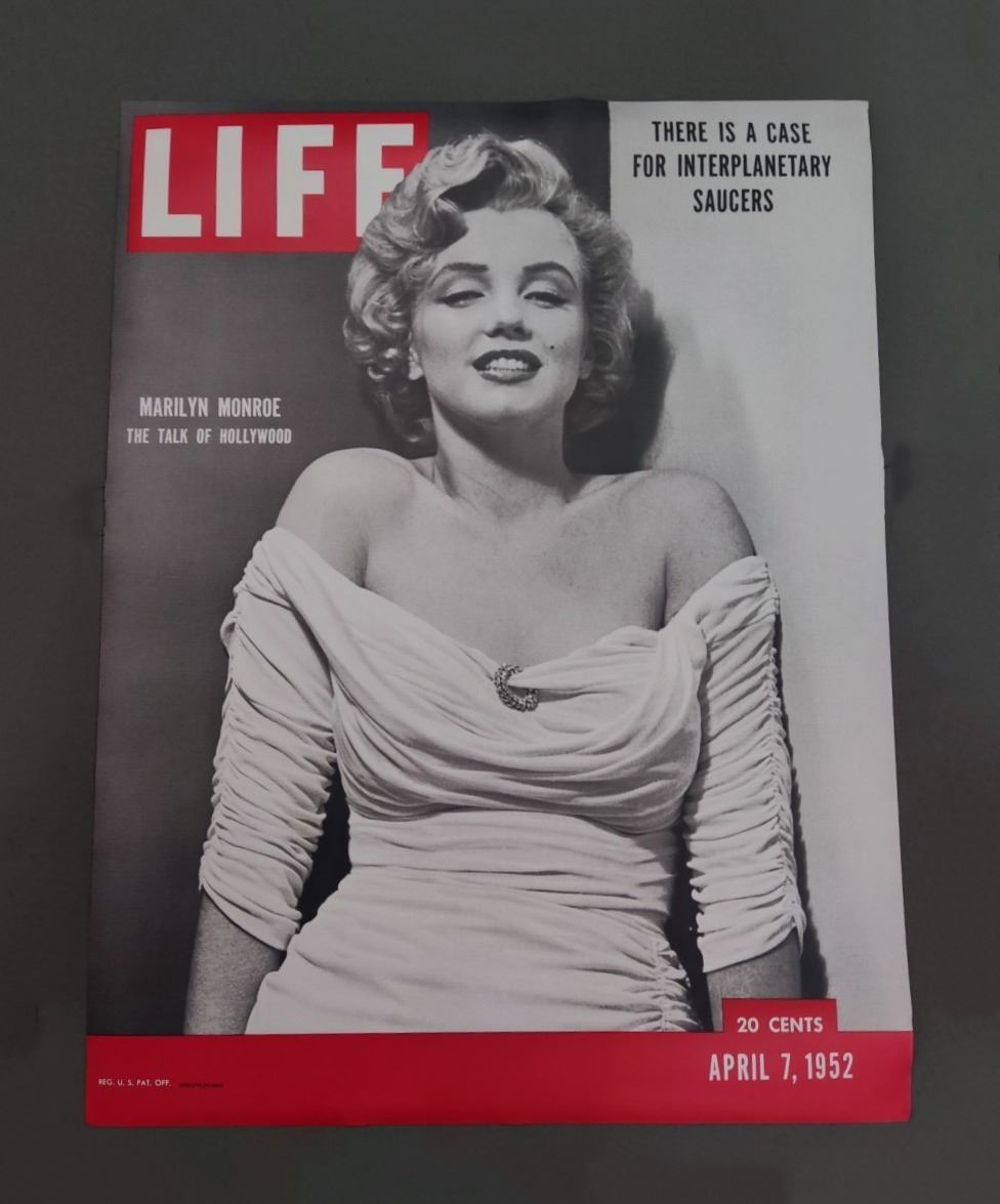 Marilyn Monroe Newstand Poster (Life Magazine). Poster (26.5" X 34").