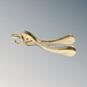 A 9ct yellow gold wishbone pendant, 2.9g.