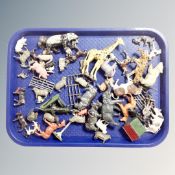 A tray of vintage plastic and hand-painted farm figures