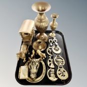 A tray of brass ware, horse and cart, horse head knocker, horse brasses,