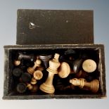 A boxwood chess set, king 7 cm.