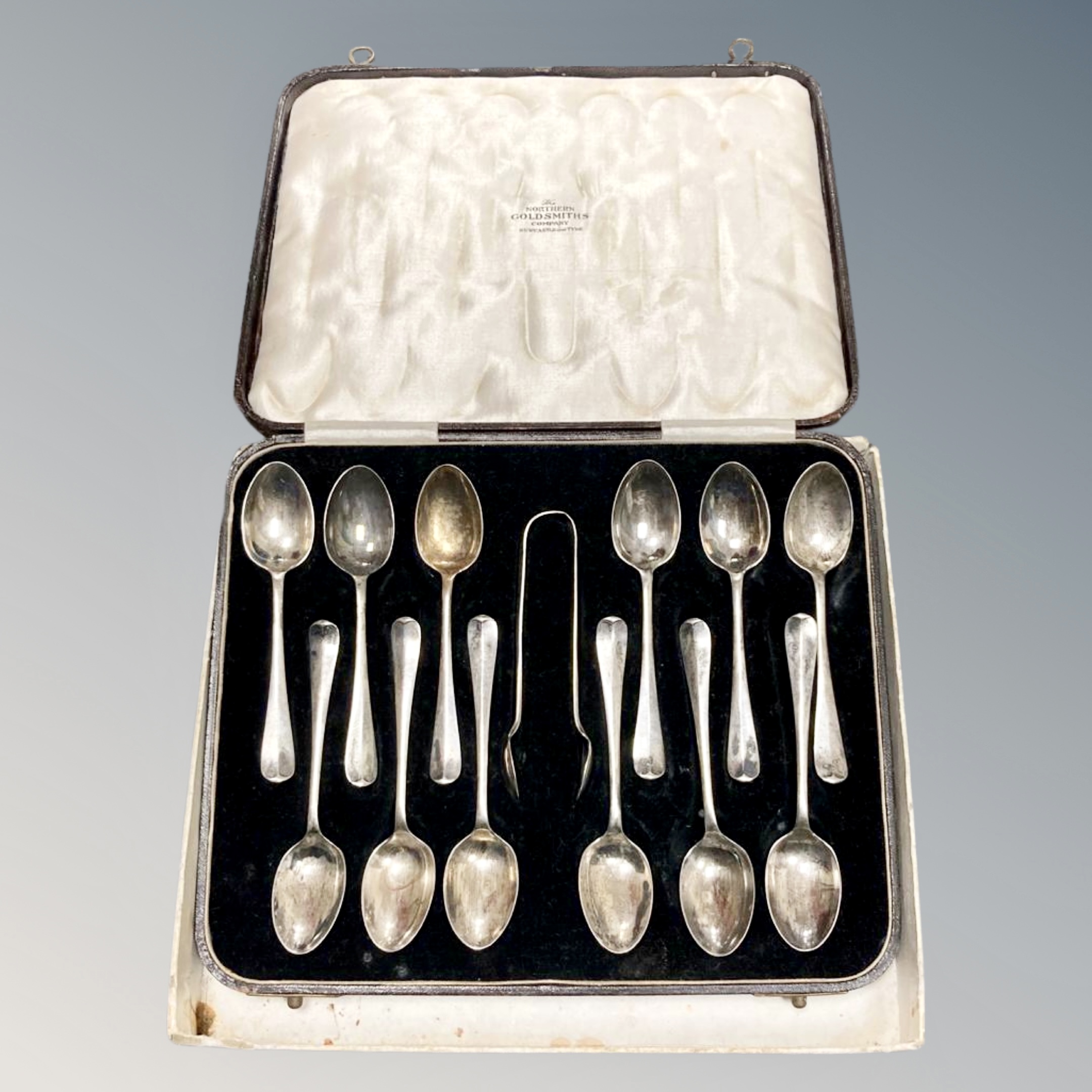 A set of twelve silver teaspoons with sugar tongs, Sheffield 1931, 169.3g.
