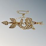 A 15ct yellow gold Edwardian horseshoe and leaf spray seed pearl brooch, length 55 mm, 5.4g.