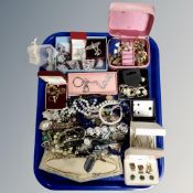 A tray of assorted costume jewellery, Pompadour simulated pearls, key rings,