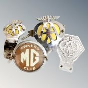 A box of four vintage car badges, MG Owners Club and AA x 3.
