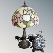 A Tiffany style table lamp with leaded glass shade (Af),