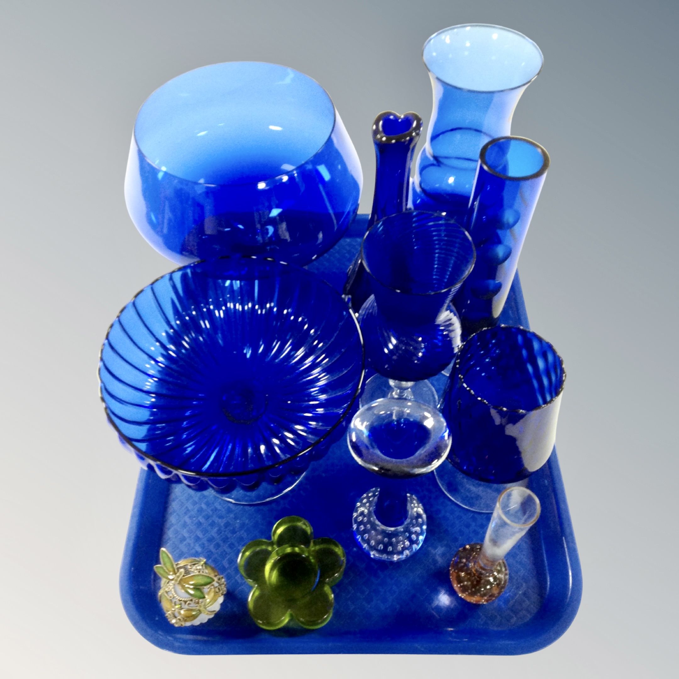 A tray containing assorted 20th century and later coloured glassware.
