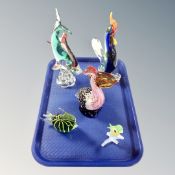 A tray containing five pieces of Venetian and other glass, bird and fish ornaments.