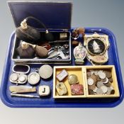 A tray containing assorted collectables to include vintage perfume bottles, pill bottles,