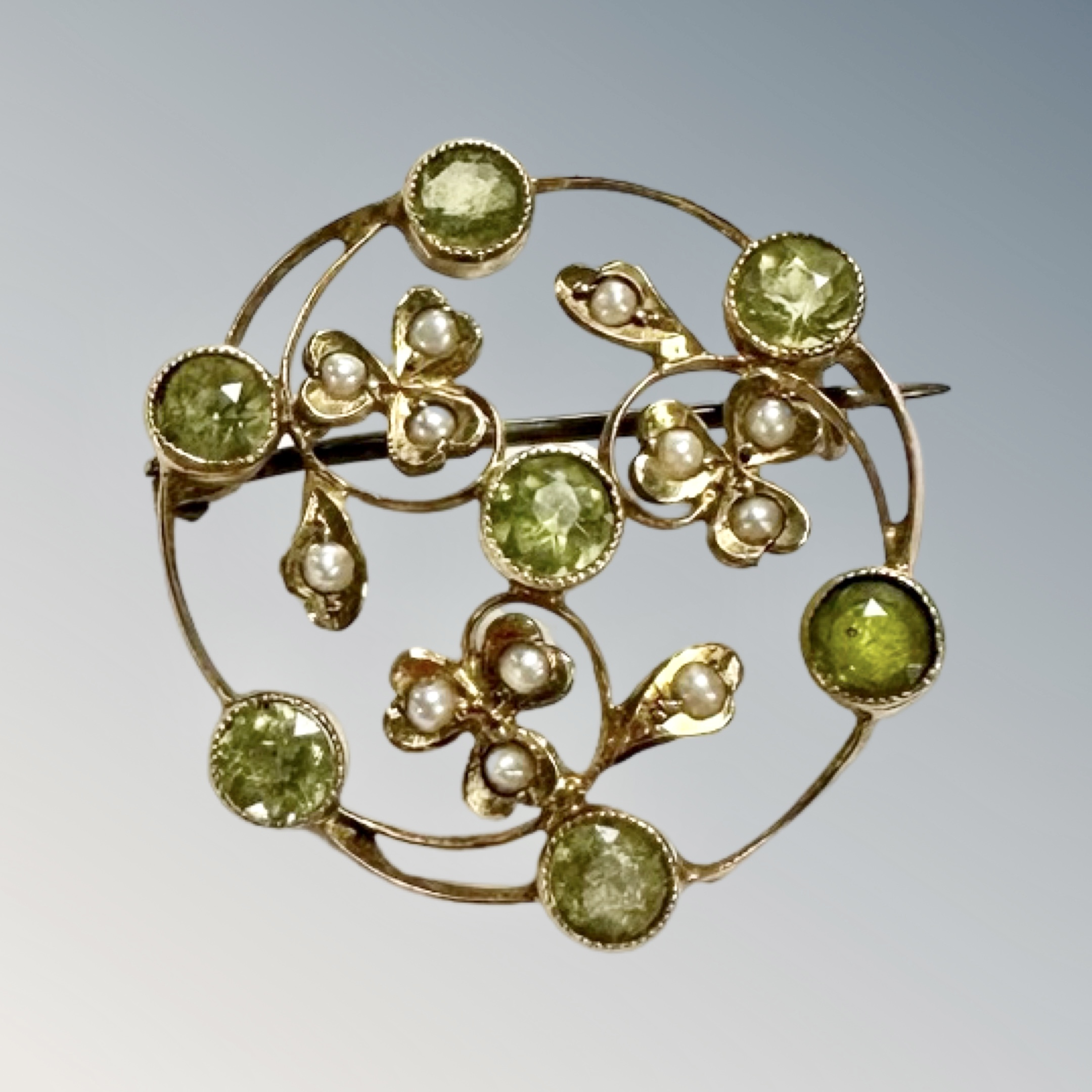 A vintage 9ct gold and peridot brooch.