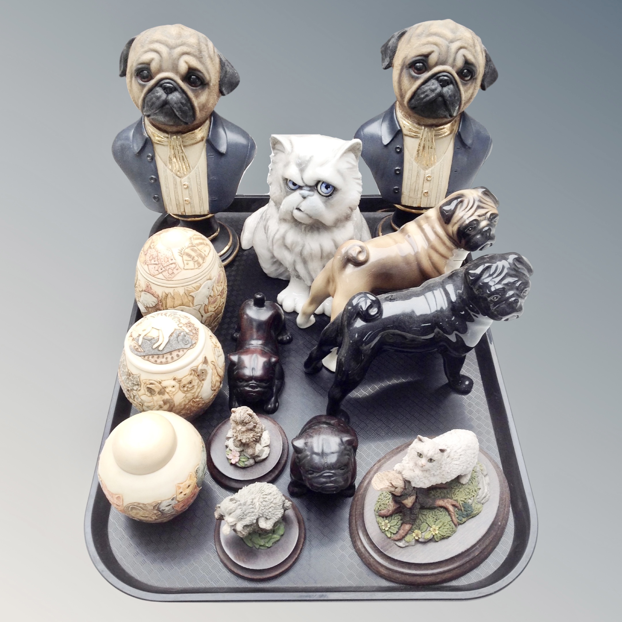 A tray of assorted cat and dog ornaments including Coopercraft,