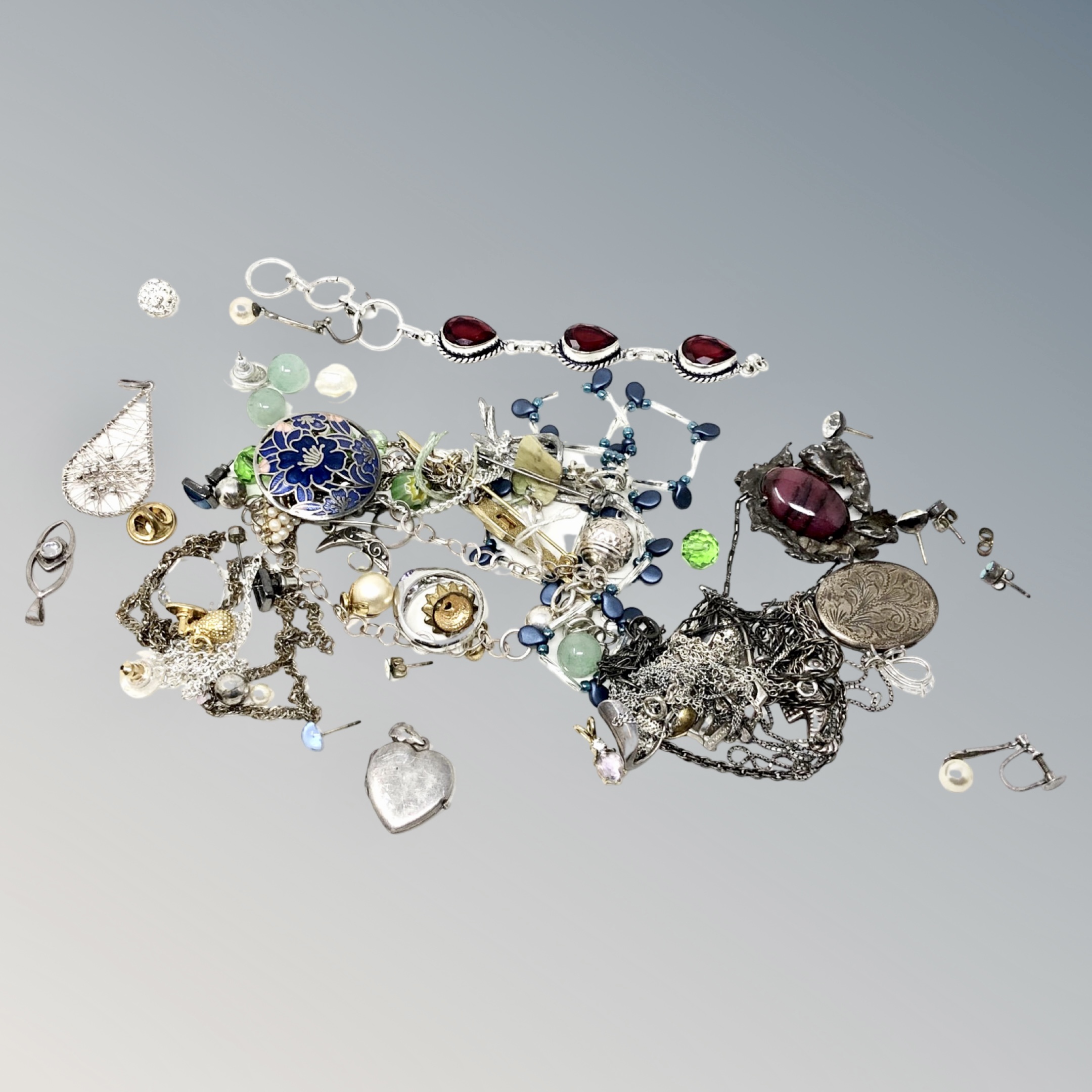 A collection of silver and other jewellery (Q)