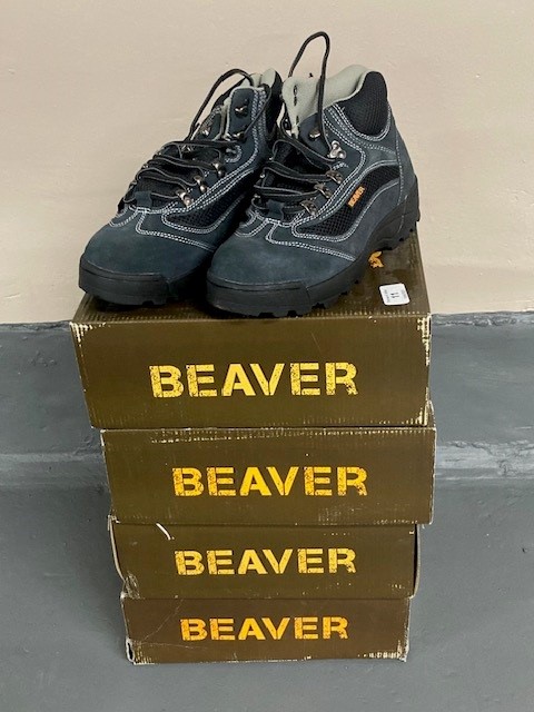 Four pairs of Beaver safety shoes, vario