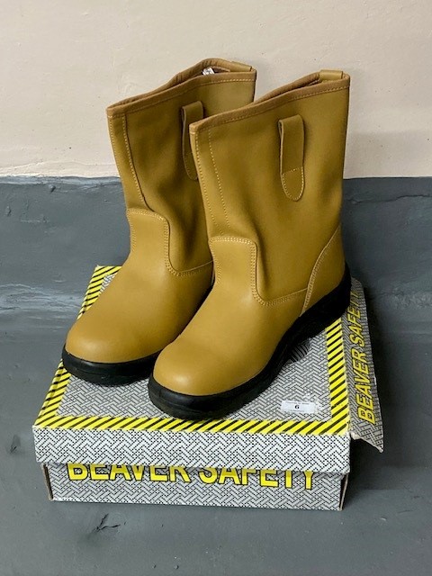 A pair of Beaver leather safety boots, s