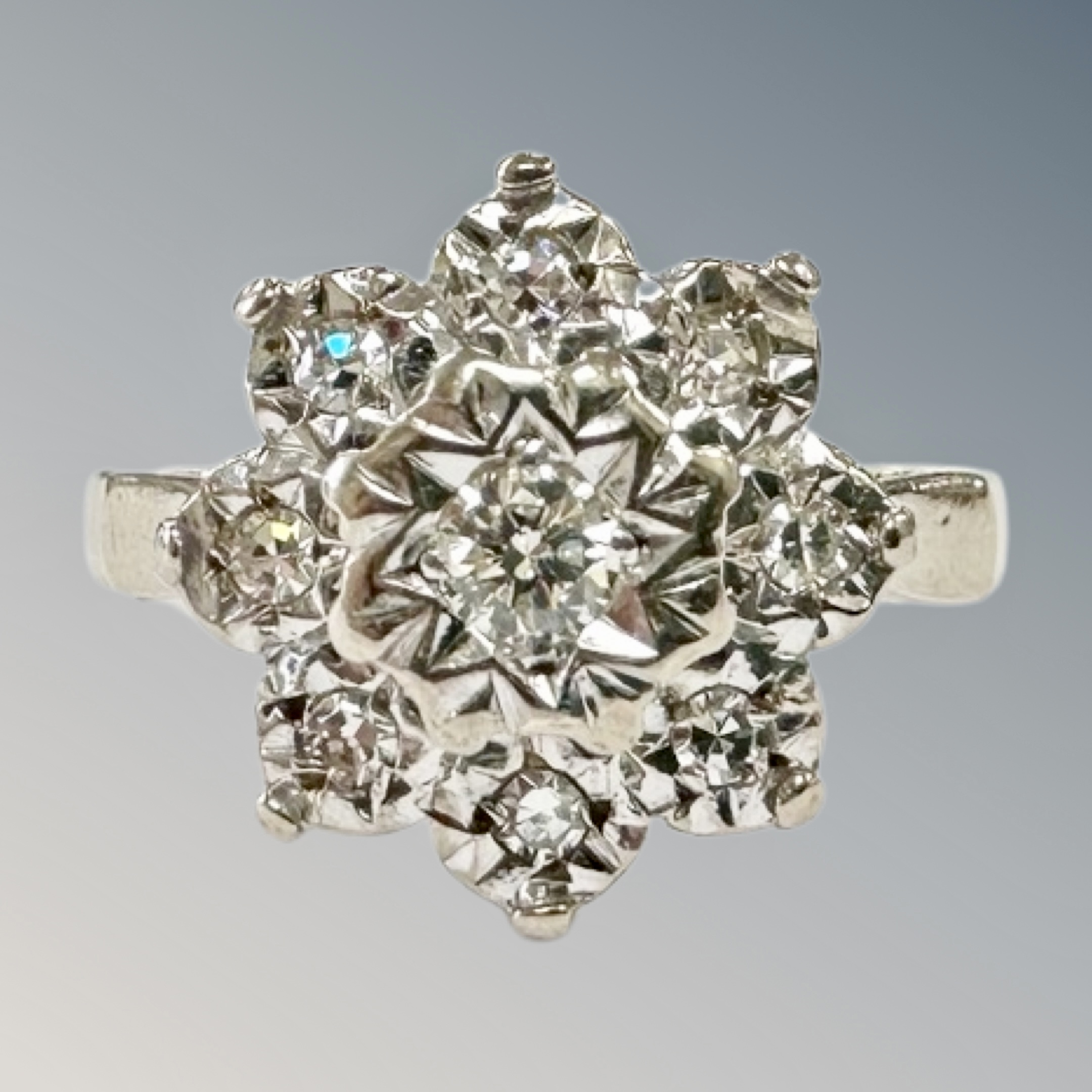 An 18ct white gold diamond cluster ring, size K, 4.3g.