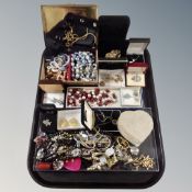 A tray of costume jewelry, gilt metal necklaces, pendants, wrist watches, lizard brooch etc.