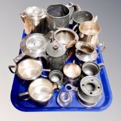 A tray containing antique and later metal wares to include pewter tankards,