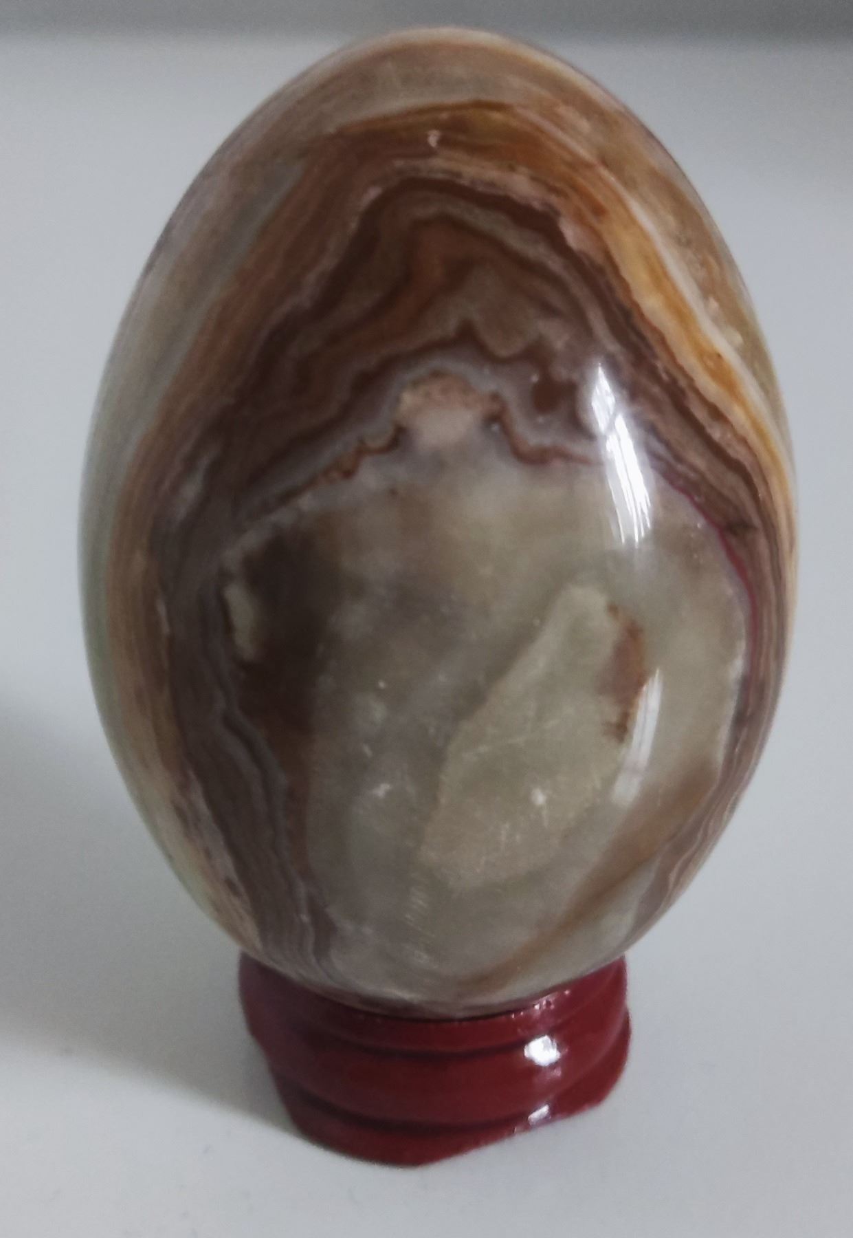 A marble onyx egg with stand, weight 205g.