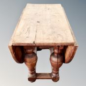 An antique oak low flap sided table, width 80 cm, height 58 cm.