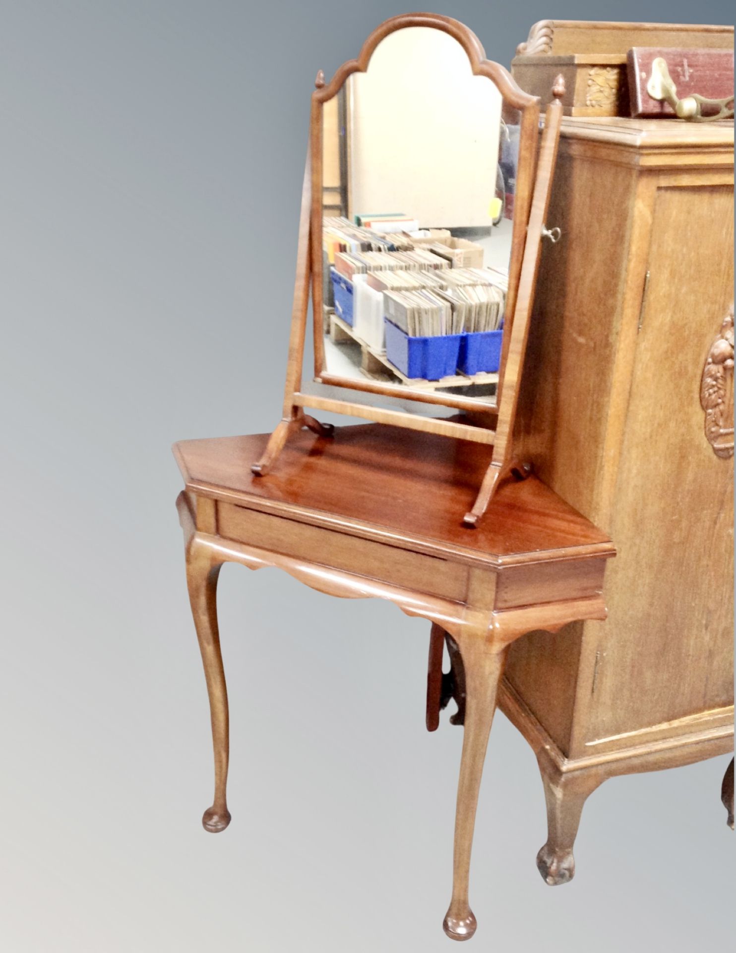 An Edwardian mahogany dressing table mirror and corner table