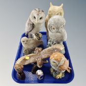 A tray of assorted ceramic owl ornaments,