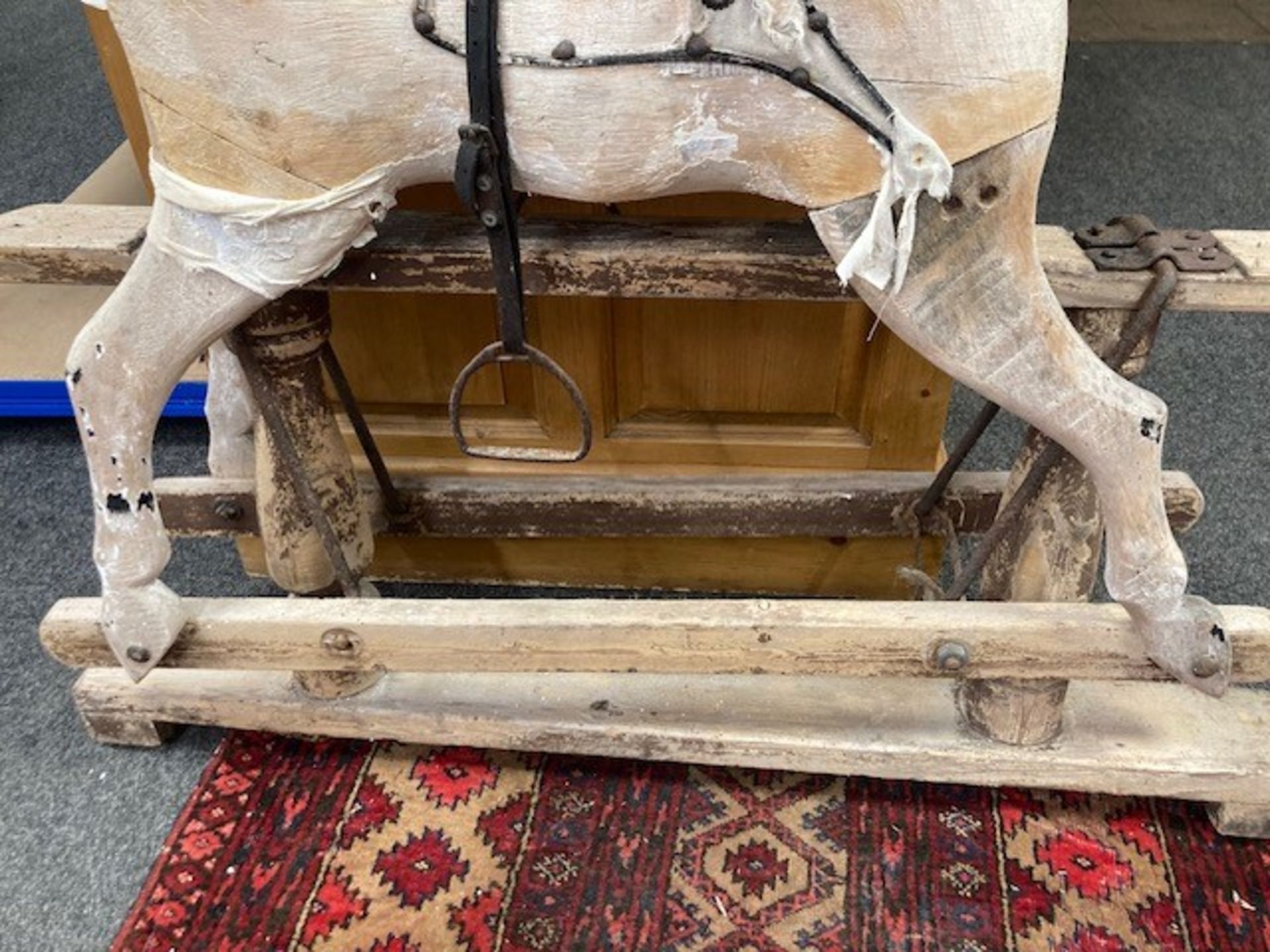 An antique wooden rocking horse, height 82 cm x length 93 cm. - Bild 4 aus 4