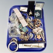 A tray of assorted costume jewellery, ornate dress brooches,