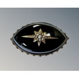 A Victorian 15ct gold agate and pearl memoriam brooch, length 38 mm.