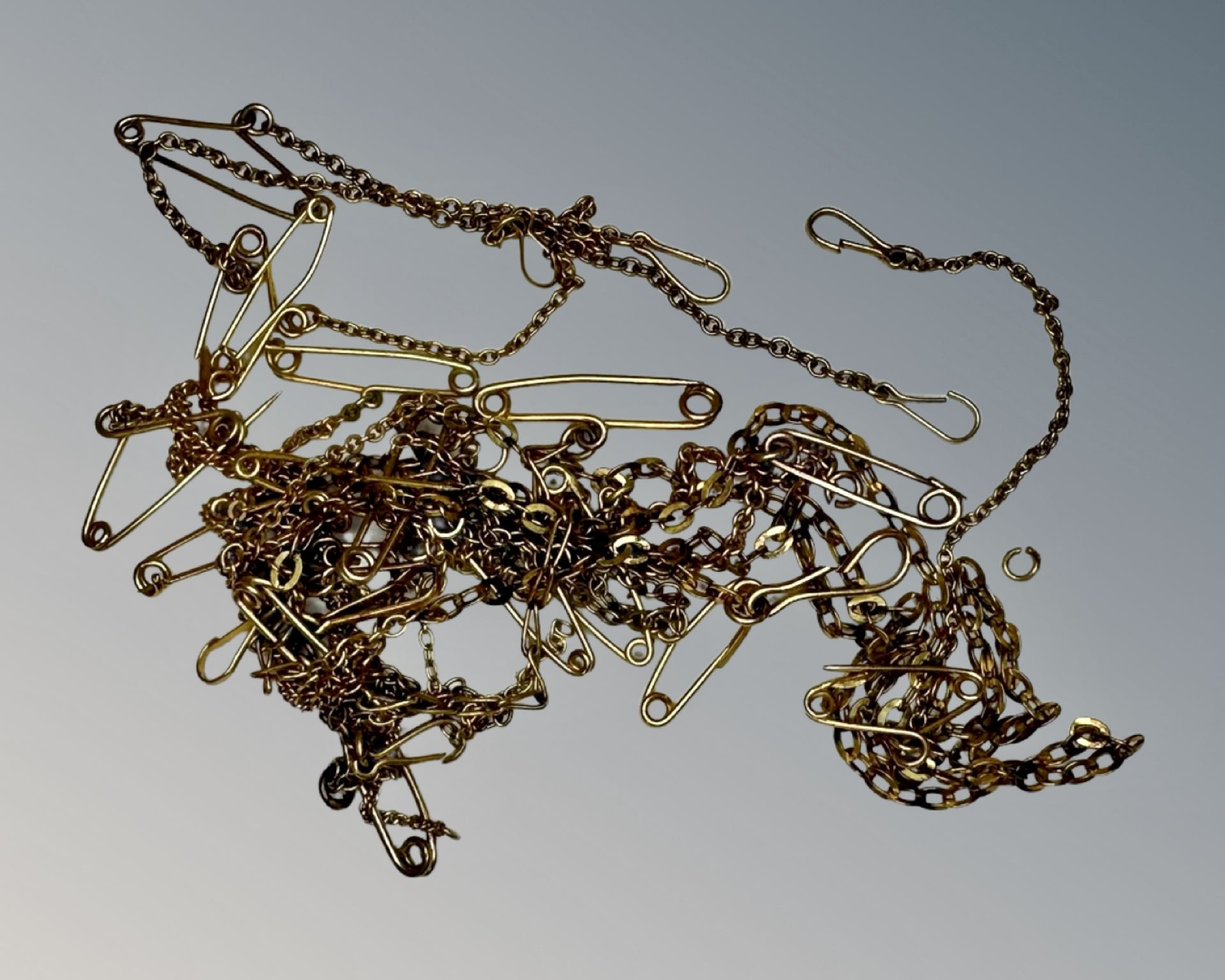 A quantity of yellow gold safety chains, total 10.0g.