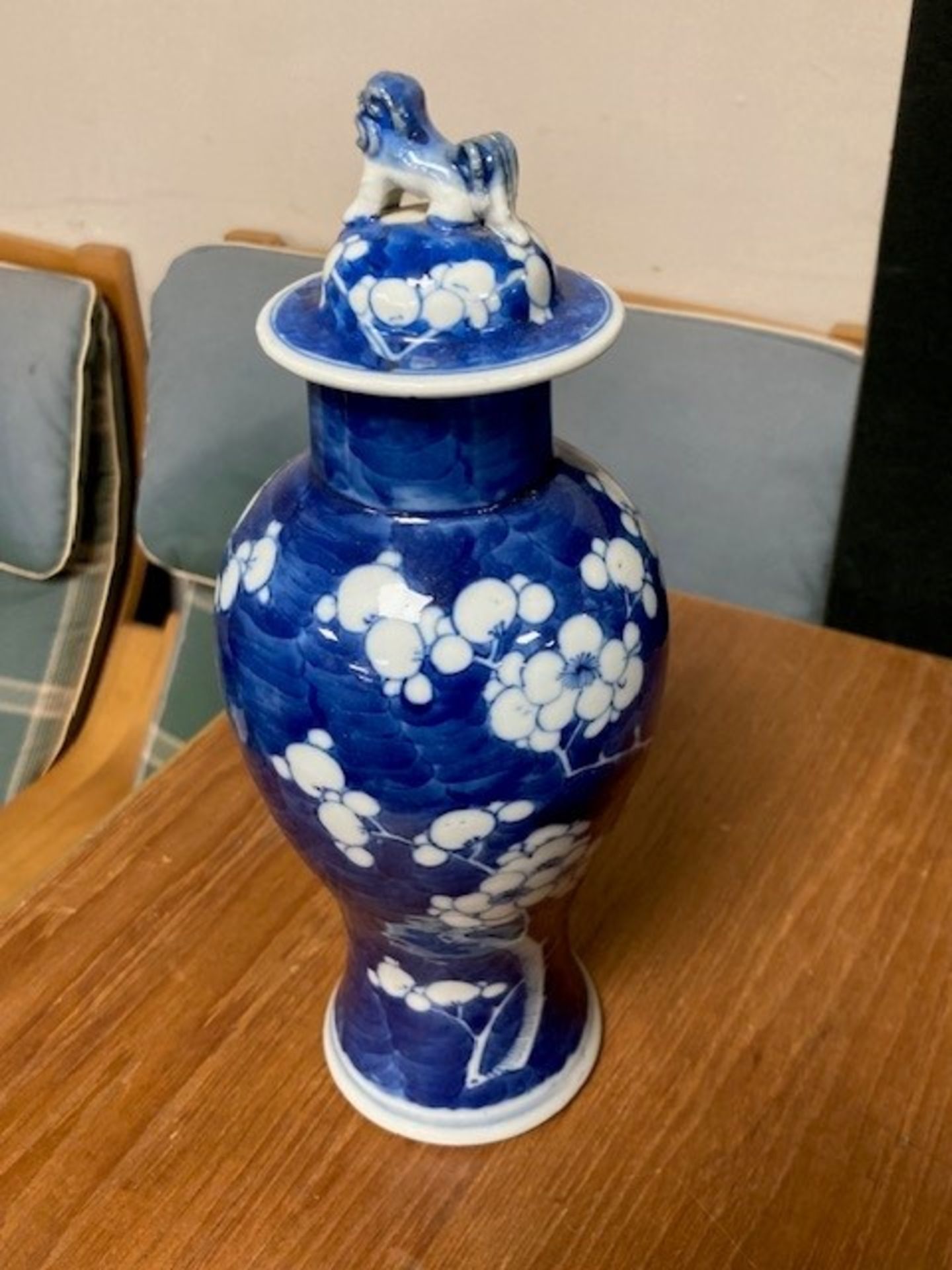 A tray of Chinese porcelain lidded ginger jars and vases CONDITION REPORT: There are - Bild 8 aus 11