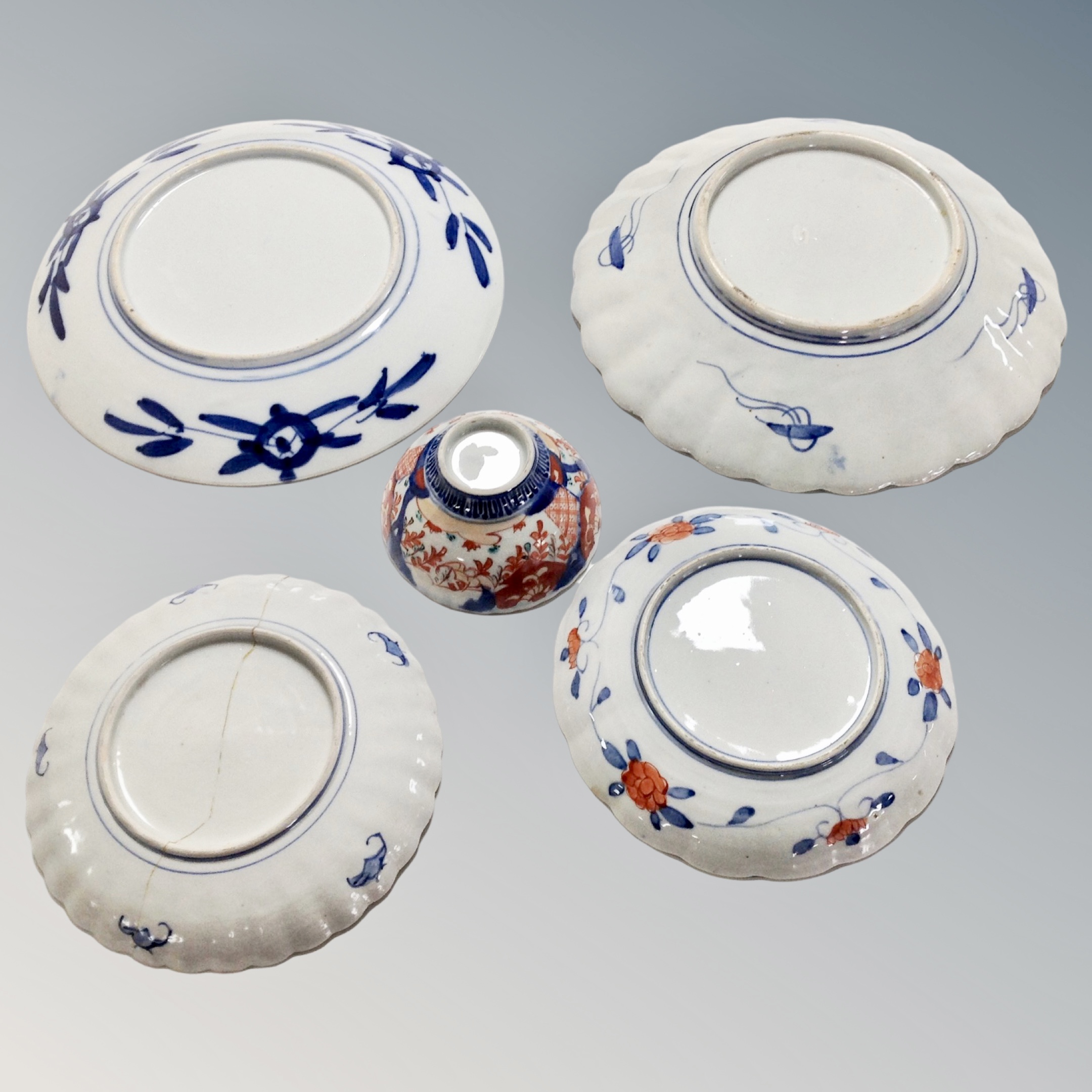 A tray of five Imari scalloped edged plates, - Image 2 of 2