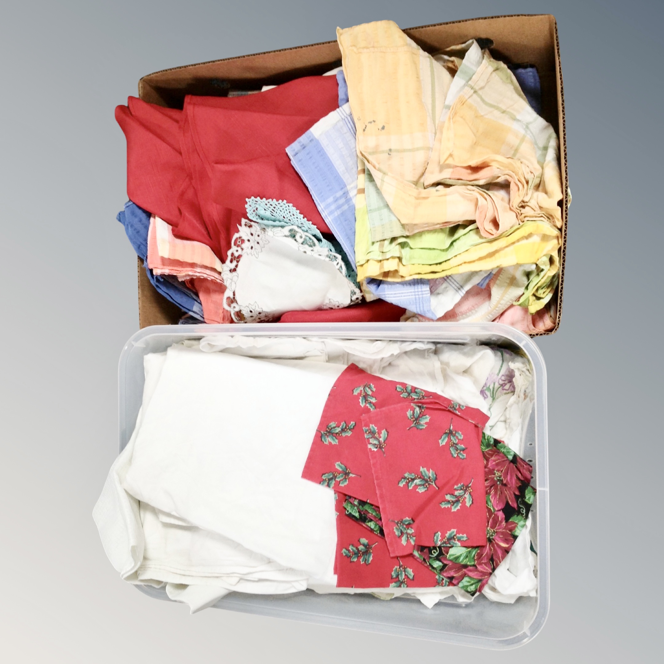 Eight boxes of vintage linens - Image 2 of 2