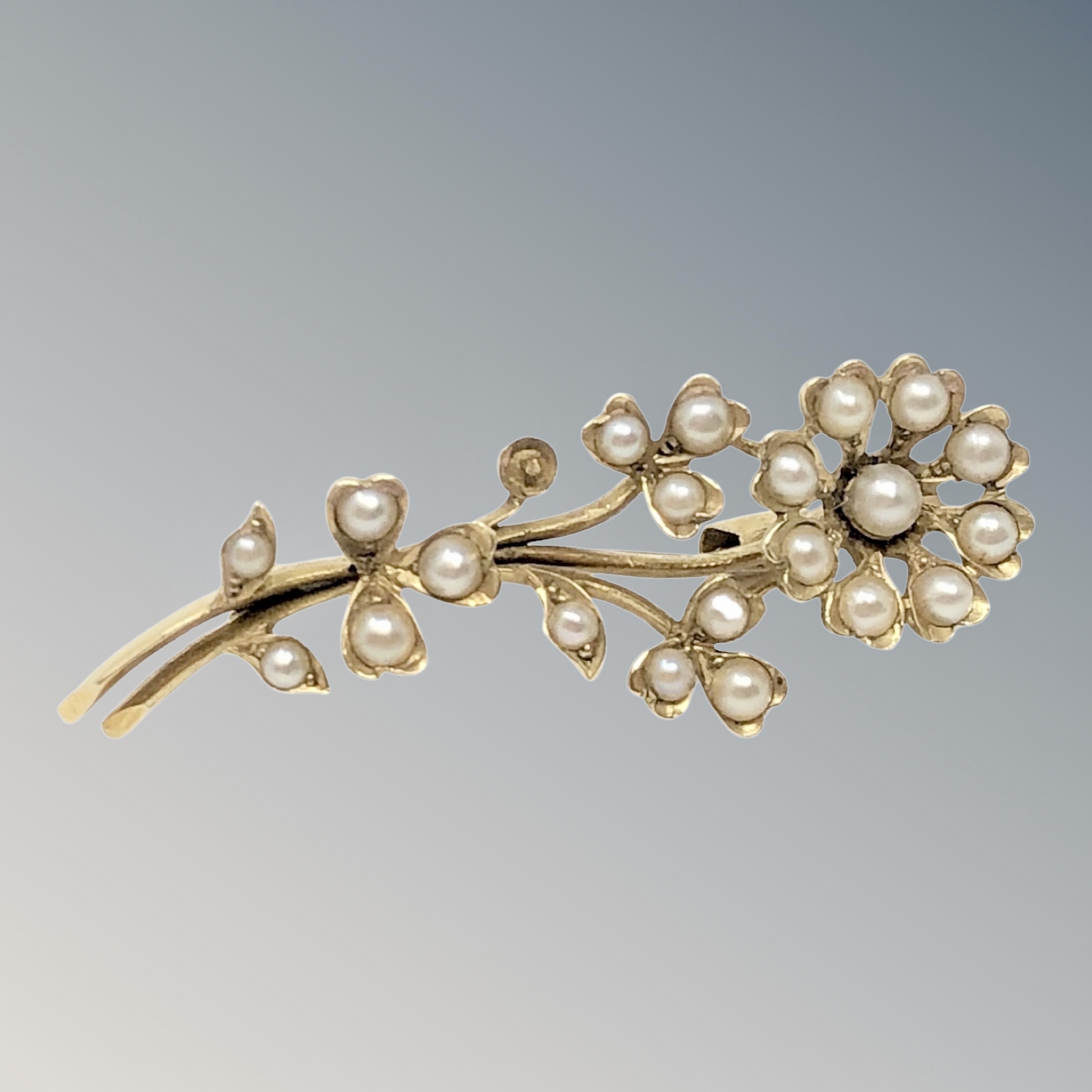 An antique 15ct gold pearl brooch, 3.2g.