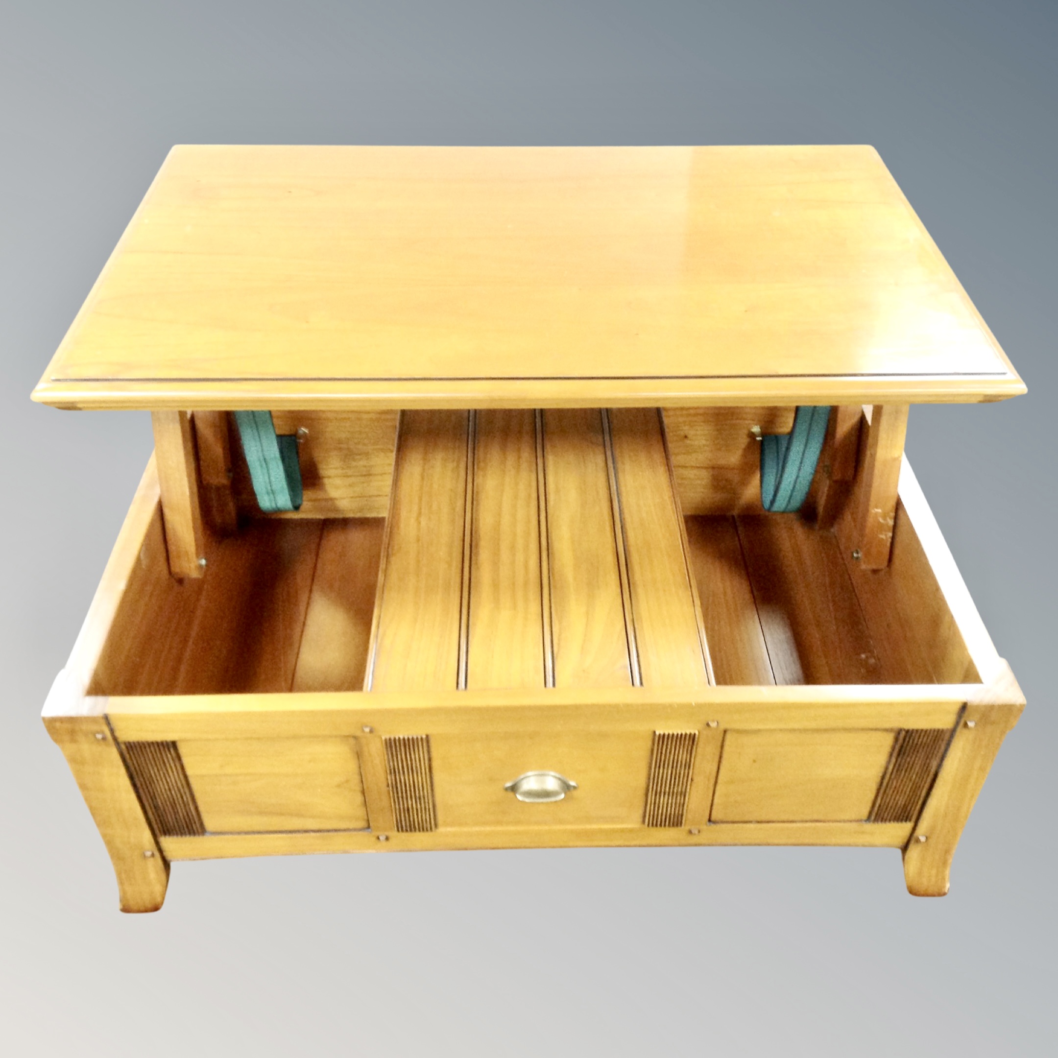 A contemporary storage coffee table with cantilever top - Image 2 of 2